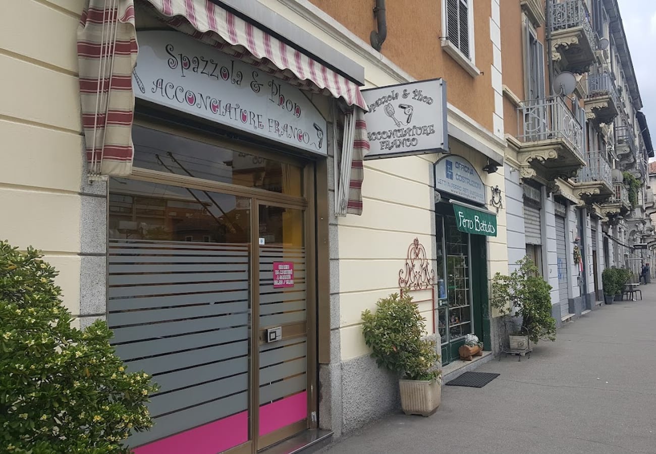 La vetrina del salone in Via Varè