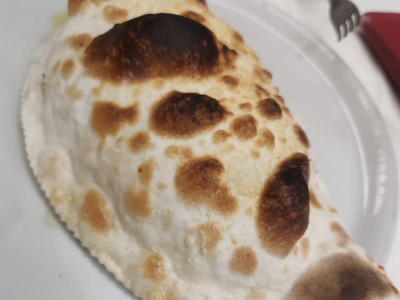 Un calzone del forno a legna