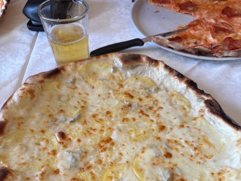 Una pizza bianca sottile