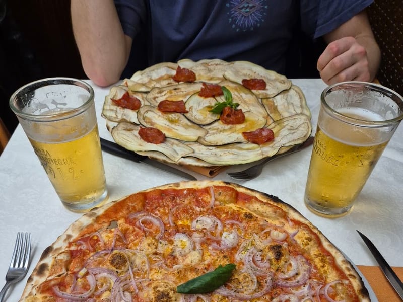 Pizze e birre sul tavolo