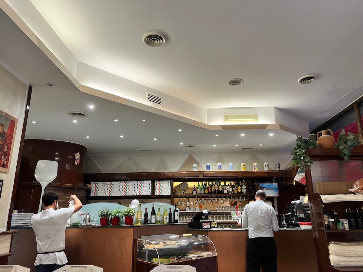 Il bancone con boiserie in rovere di Spib Pizza