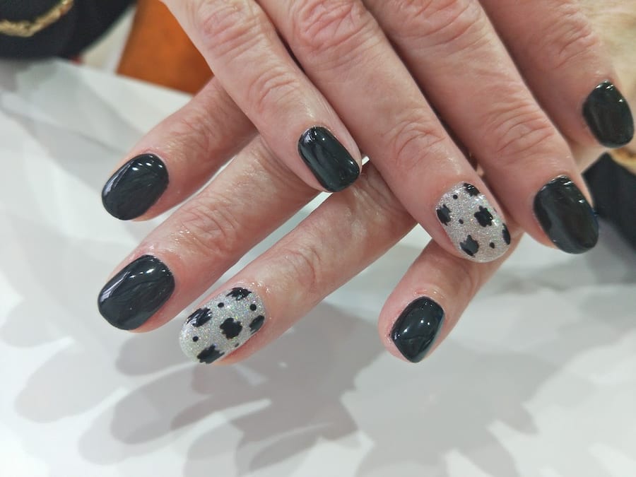 Nail art nera a pois