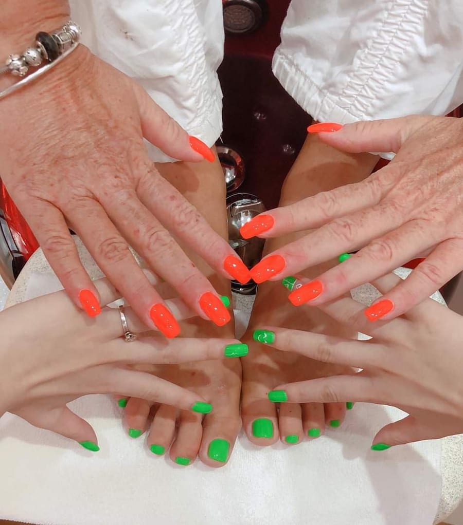 Unghie colorate arancio e verde
