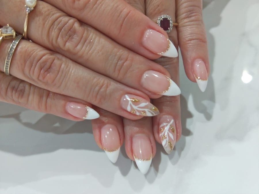 French nude con decoro floreale