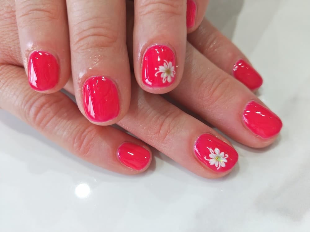 Manicure semipermanente corallo con decori floreali