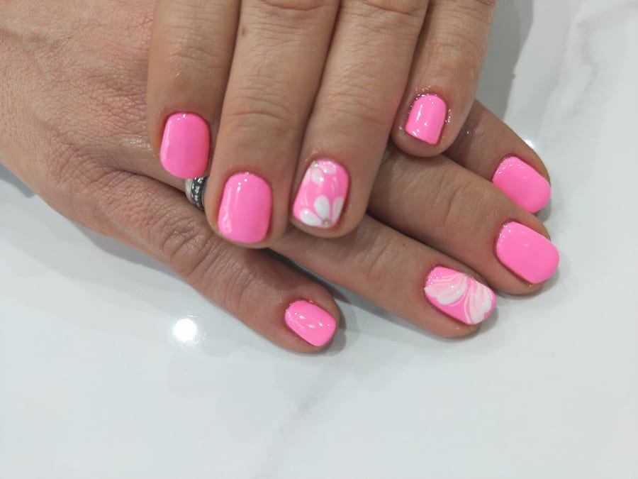 Unghie rosa con decoro