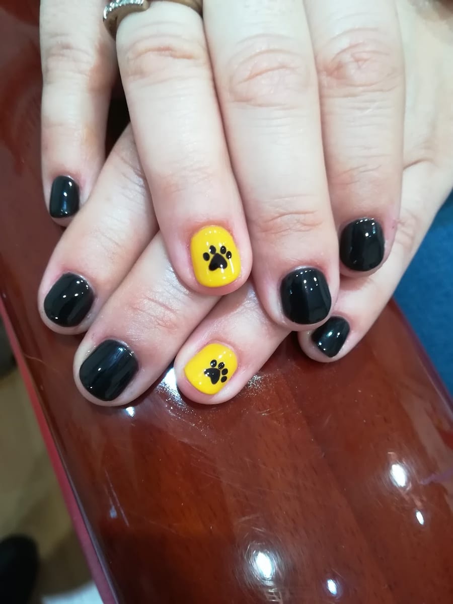 Unghie gialle con nail art