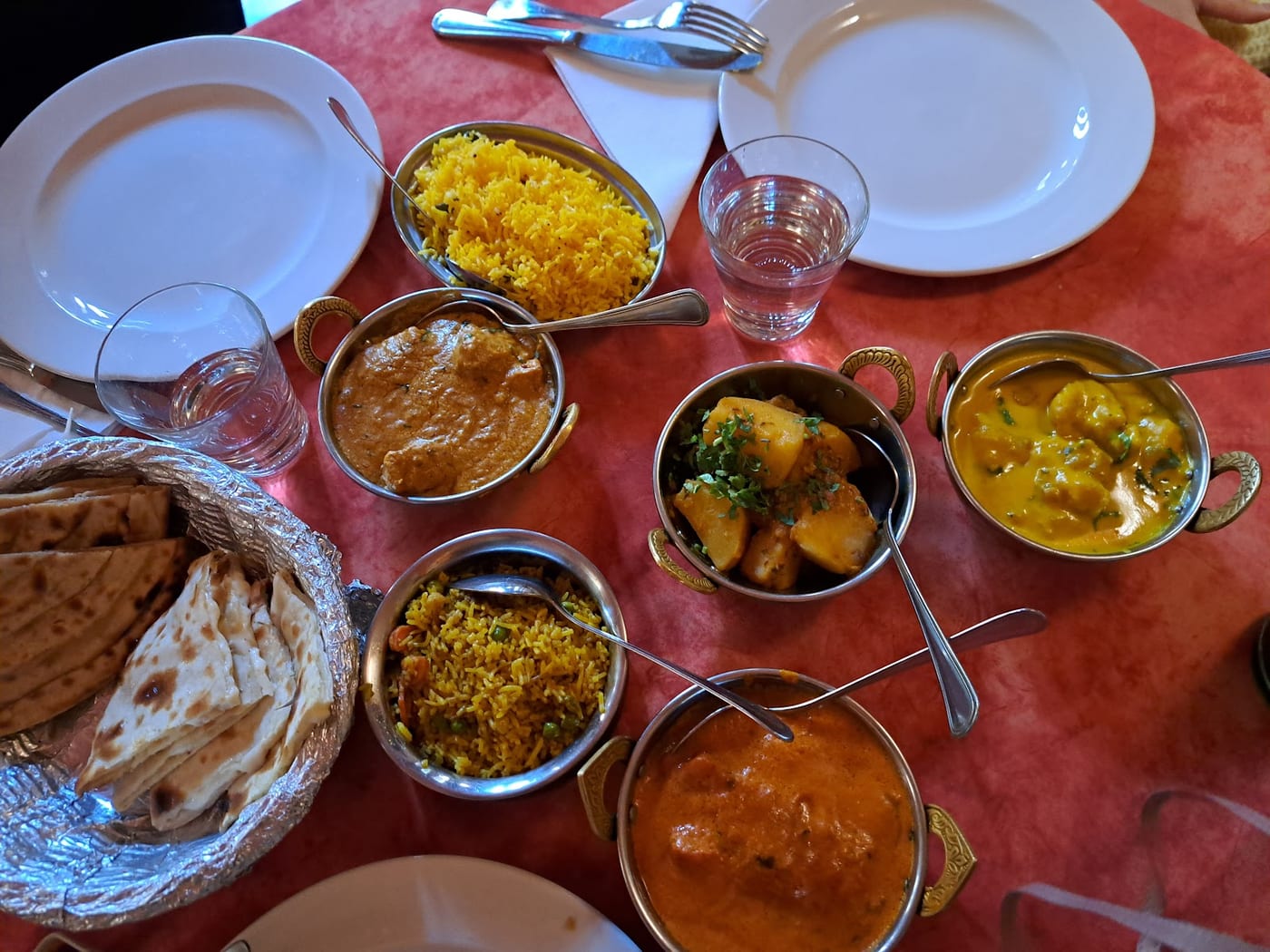 Una tavola imbandita di piatti indiani da Tara