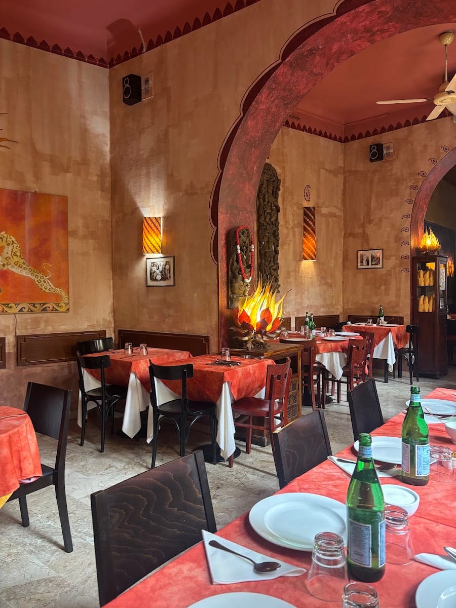 La sala di Tara con gli archi e le lampade a fiamma