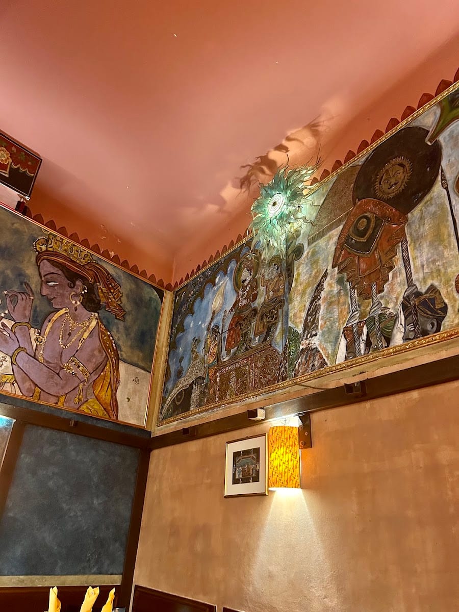 I murales tradizionali della sala