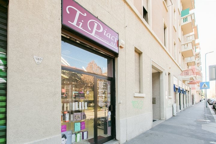 L'insegna fucsia Ti Piaci su viale Fulvio Testi, con la vetrina dei prodotti