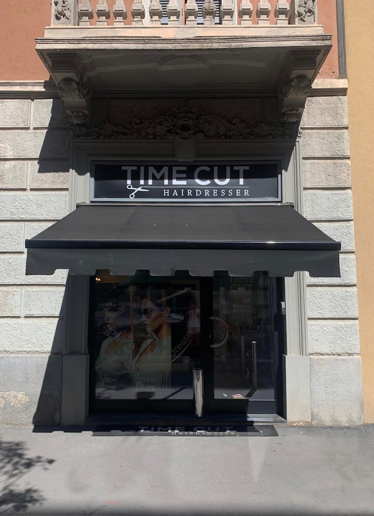 La vetrina di Time Cut in Via Rovereto