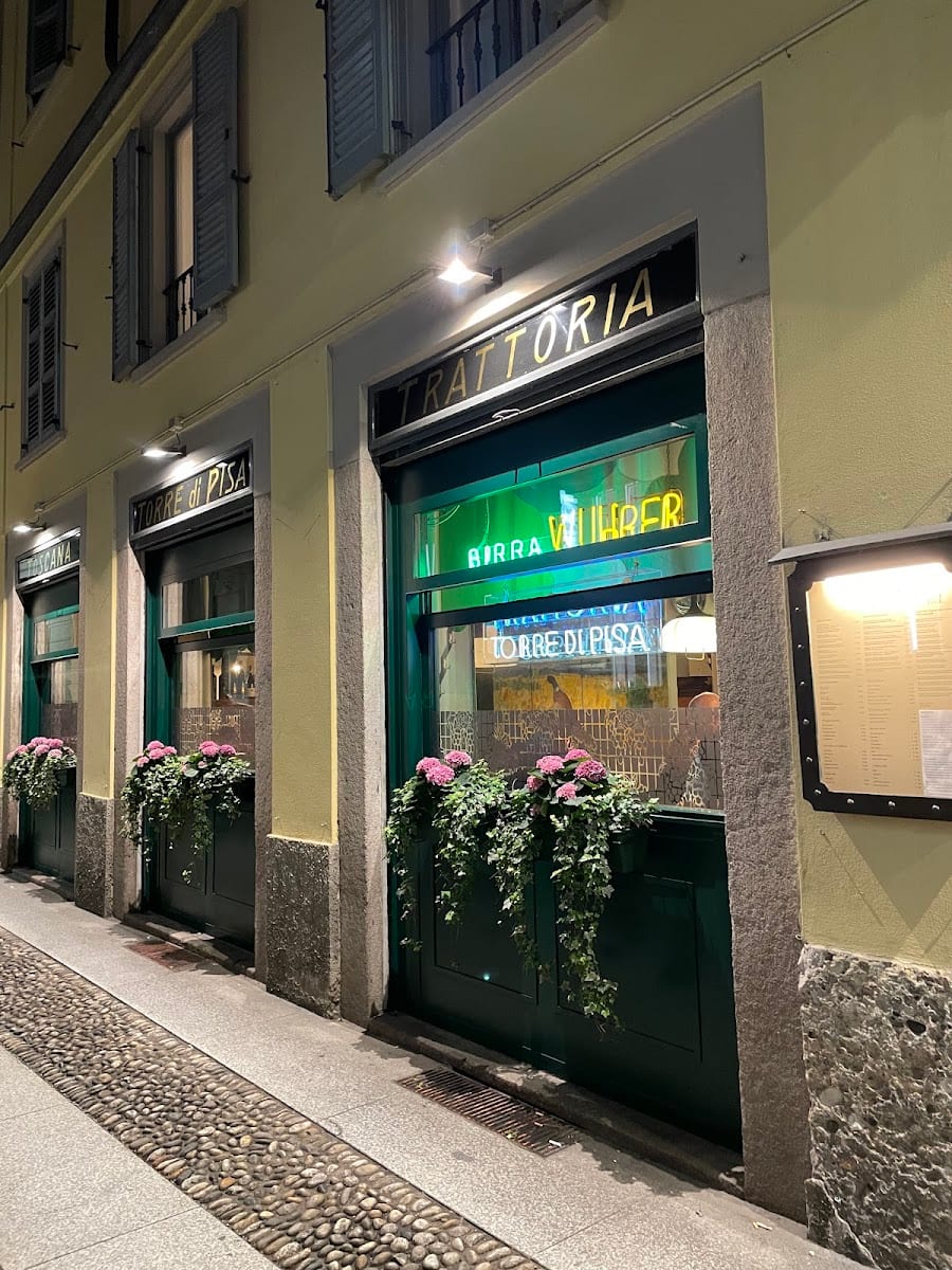 La facciata verde con le vetrine su Via Fiori Chiari