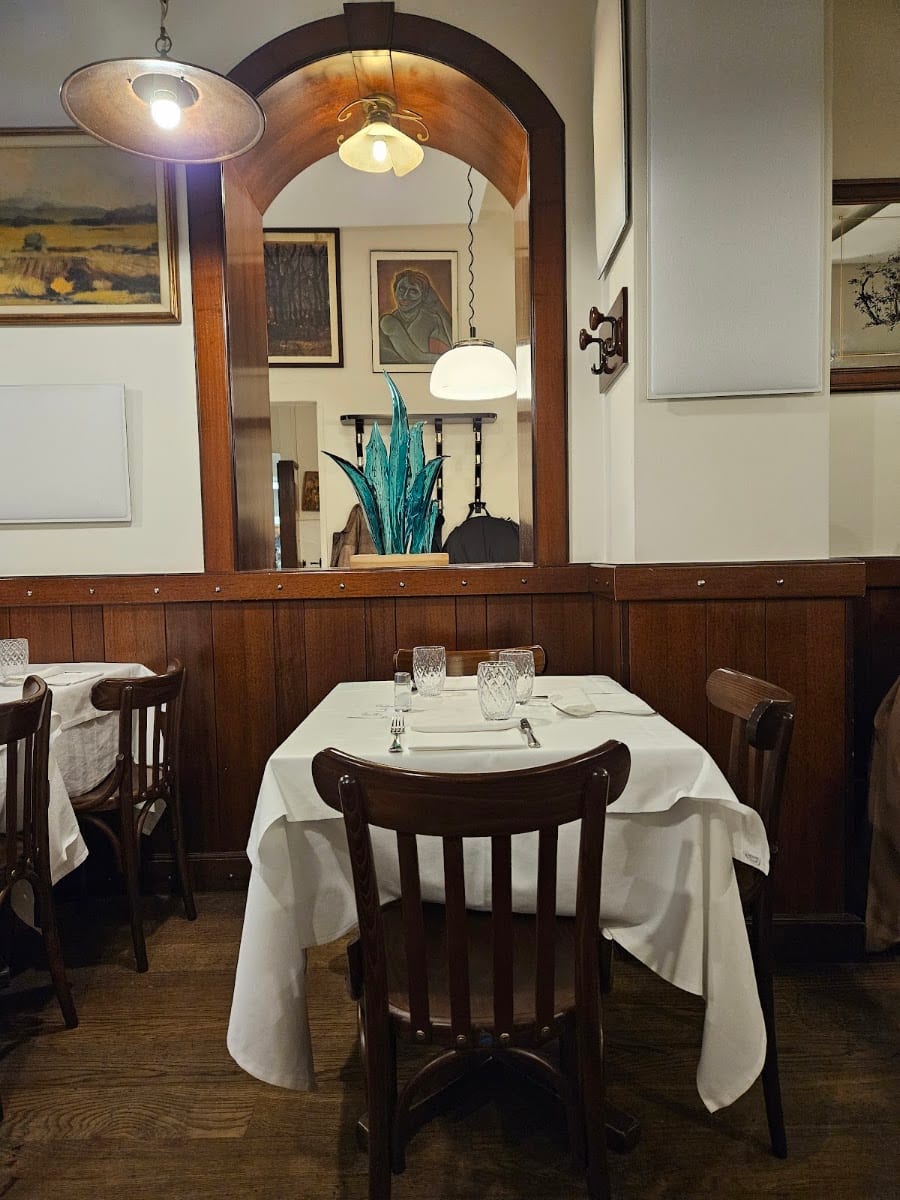 La sala storica della Trattoria Torre di Pisa, in legno