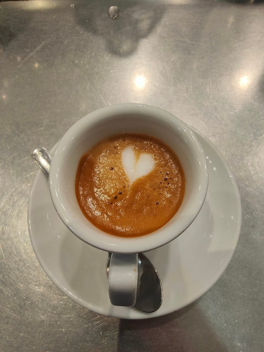 Un cappuccino con latte art della Torrefazione Colombia