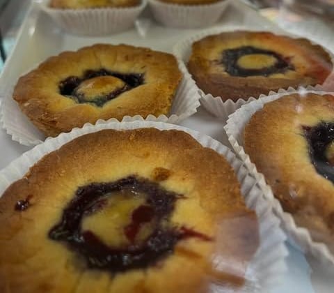 Frolle con la marmellata nei pirottini di carta.