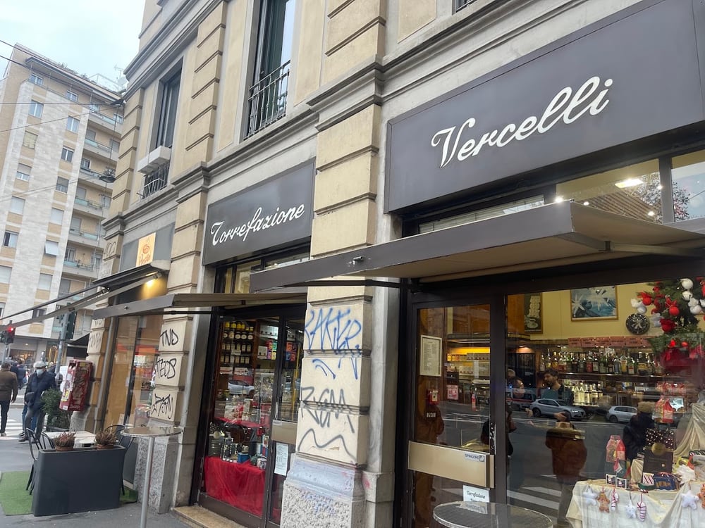 La facciata storica della Torrefazione Vercelli all'angolo di Corso Vercelli