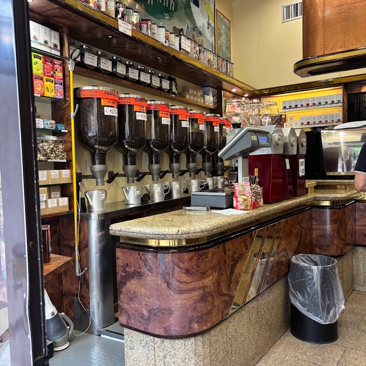 Il banco coi silos di caffè