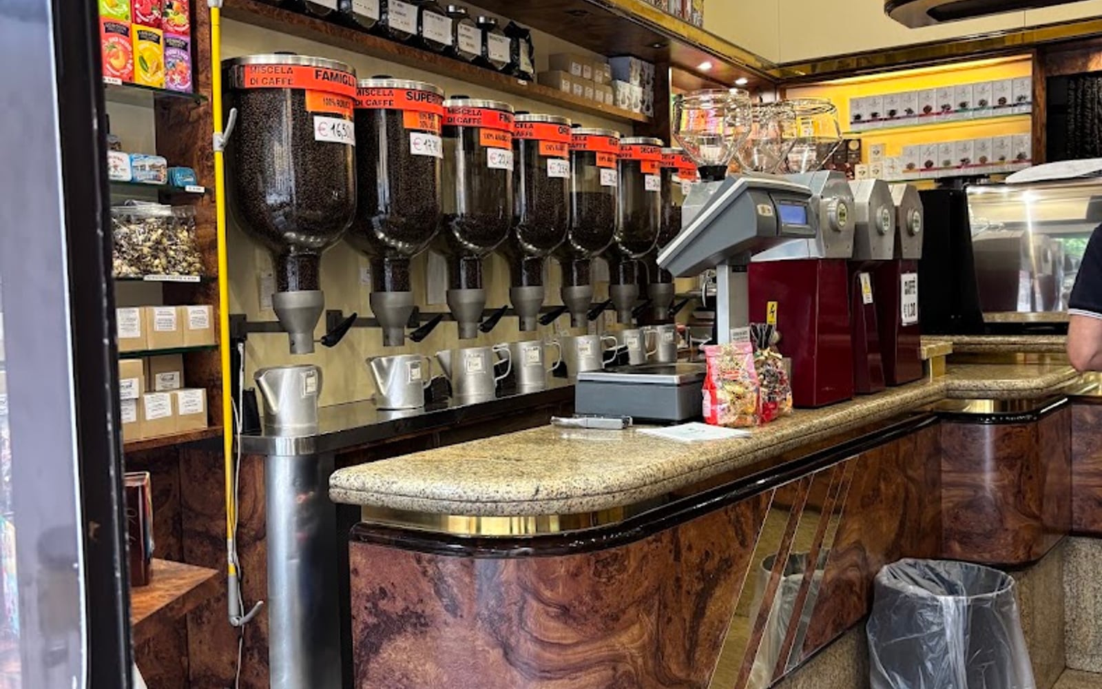 Il banco della Torrefazione Vercelli con la parete di silos di caffè in grani
