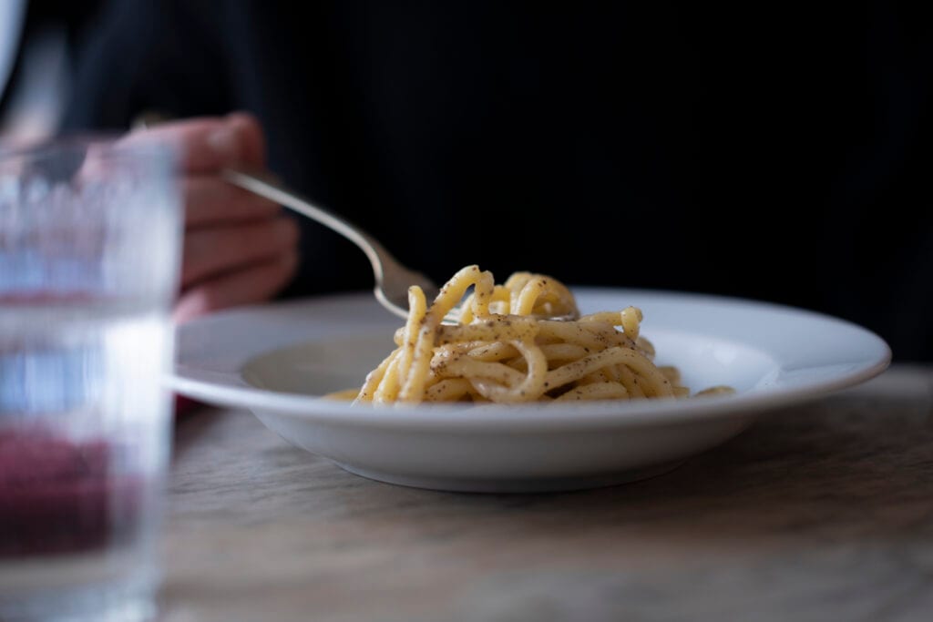 I tonnarelli cacio e pepe di Tram Tram, serviti nel piatto fondo
