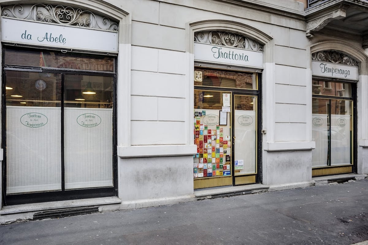 La vetrina storica della Trattoria da Abele in Via Temperanza a Milano
