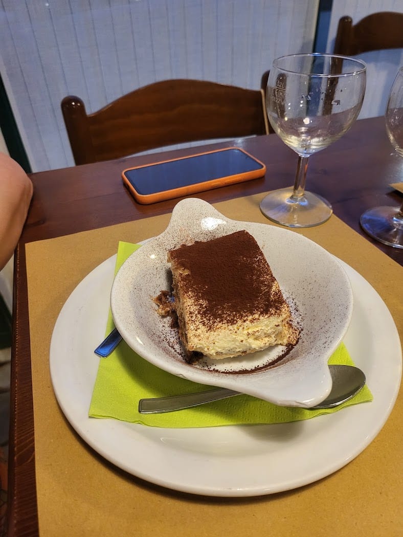 Tavolo con tiramisù della Trattoria da Abele