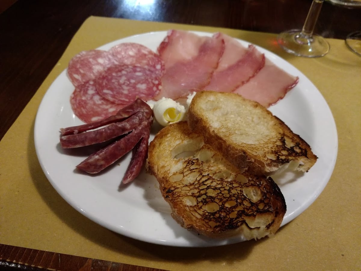 Tagliere di salumi e pane della Trattoria da Abele