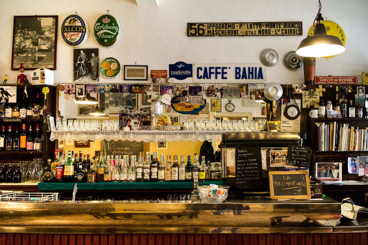 Il bancone storico della Trattoria Madonnina con i cimeli della vecchia Milano