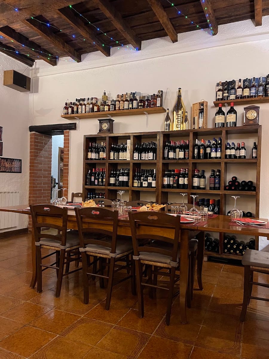 La parete delle bottiglie e i tavoli in legno