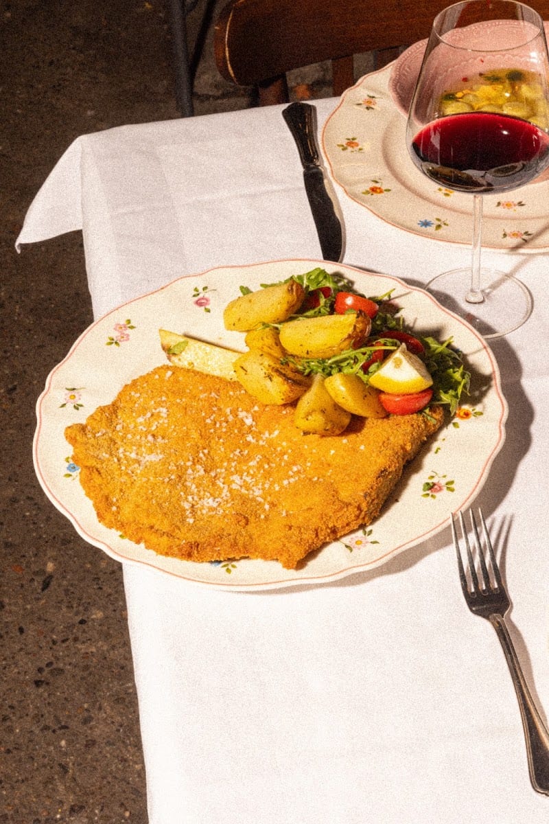 Cotoletta alla milanese con patate e verdure