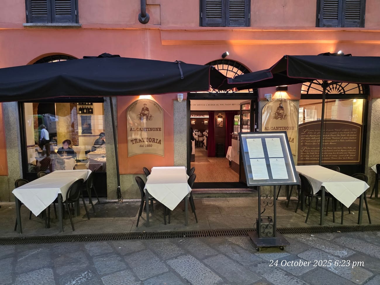 Il dehors della trattoria al tramonto