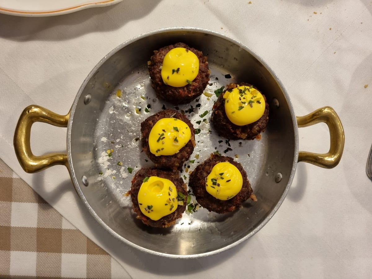 Mondeghili, polpette milanesi in tegame di rame