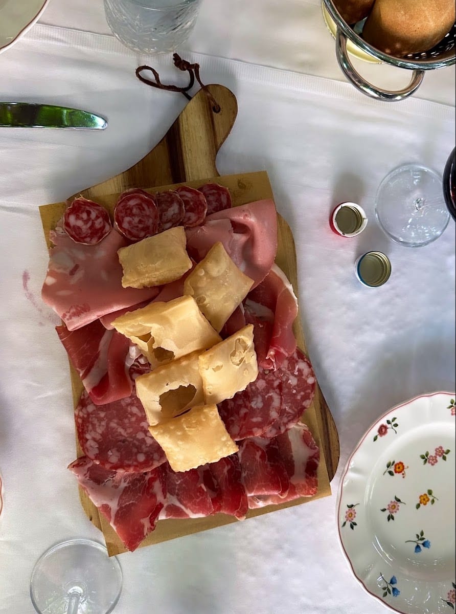 Tagliere di salumi, formaggi e gnocco fritto