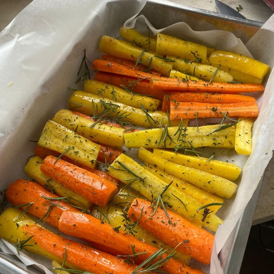 Le carote gialle e arancioni al forno, col rosmarino, in teglia.