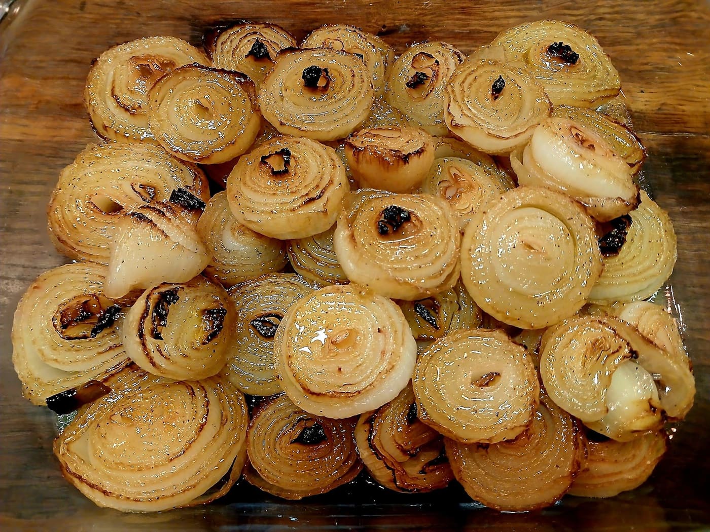 Le cipolle tagliate a metà, dorate al forno.
