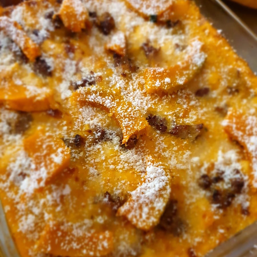 Una teglia gratinata, dorata in superficie.