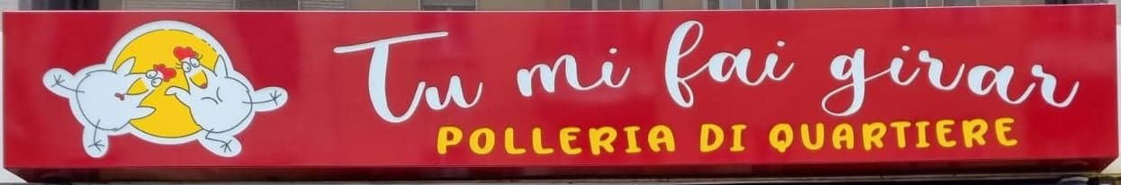 L'insegna rossa col logo: Tu mi fai girar, polleria di quartiere.
