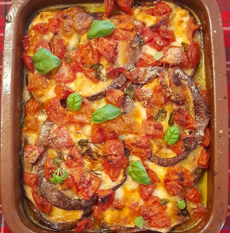 La parmigiana al forno col basilico, nella teglia.