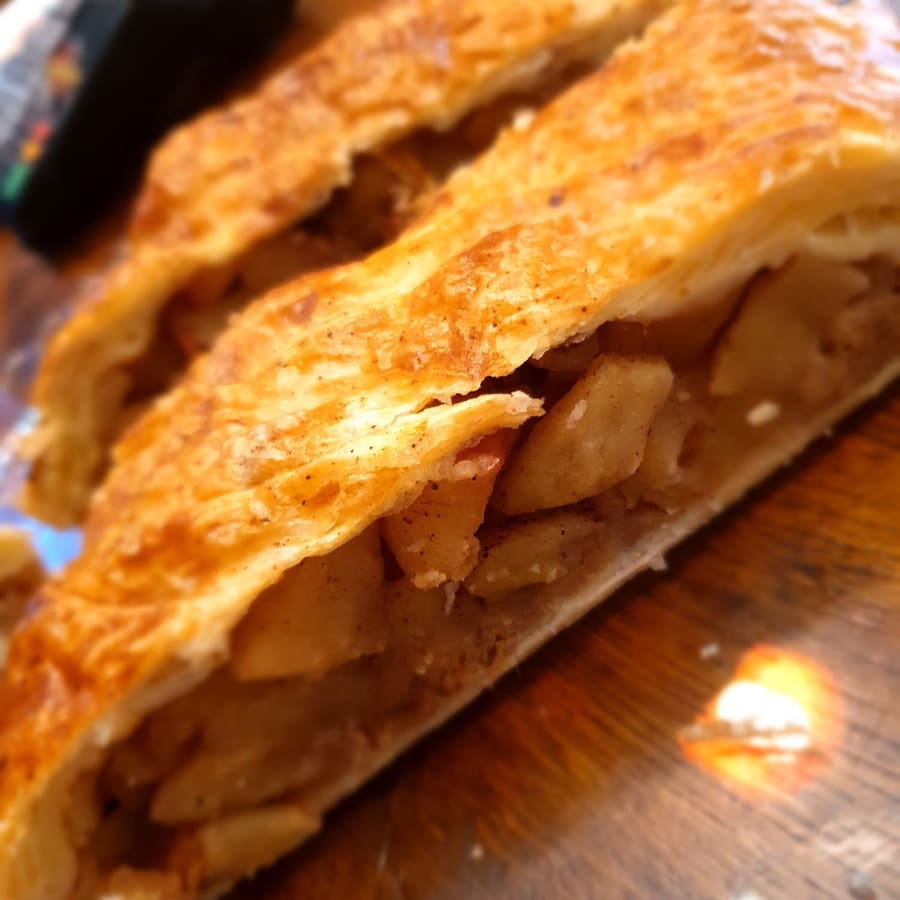 Lo strudel tagliato, col ripieno di mele.