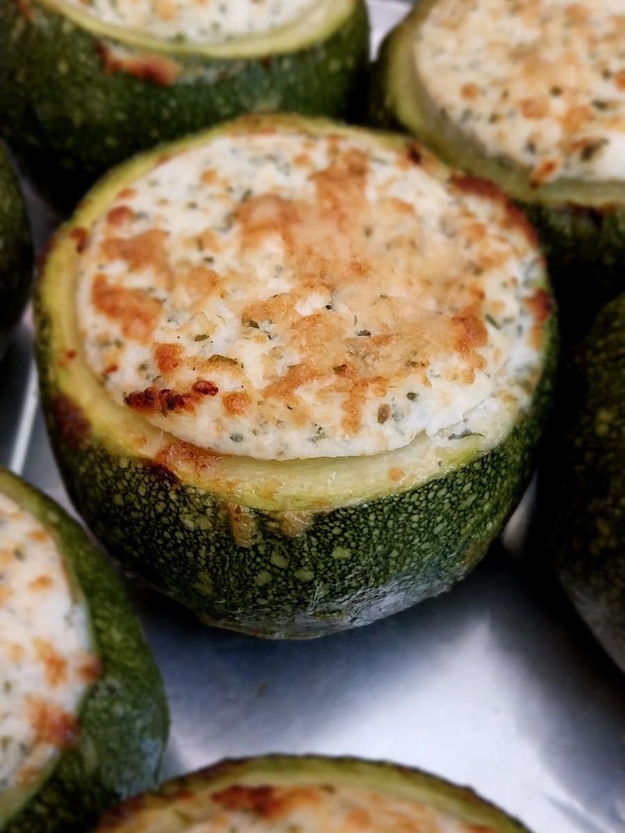 Le zucchine tonde ripiene di ricotta, gratinate.