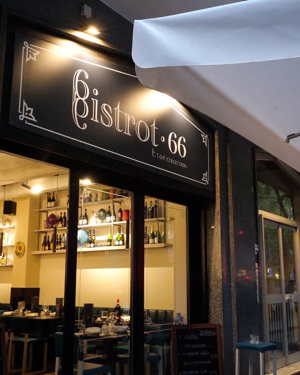 L'ingresso del locale in Via Procaccini (insegna Bistrot66)