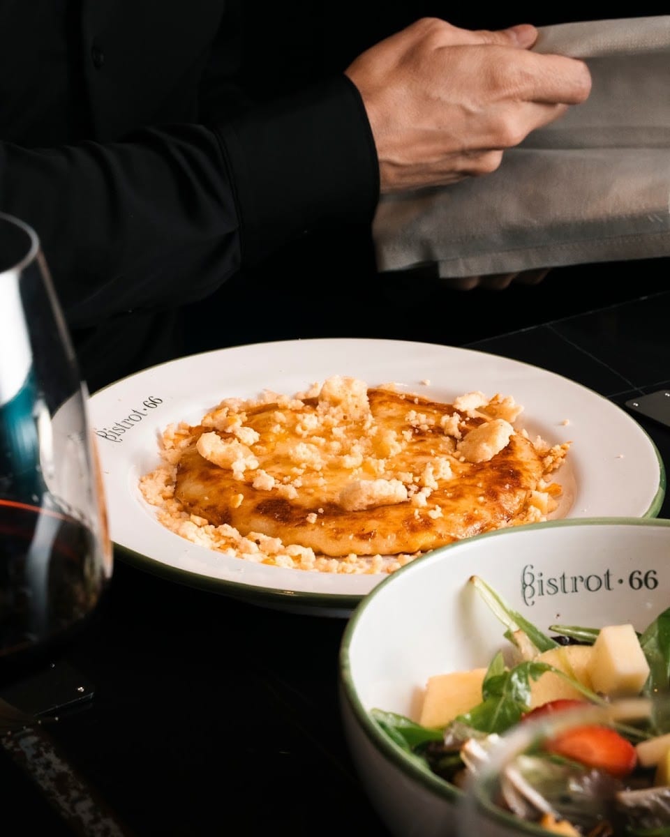 Un primo con un calice di vino