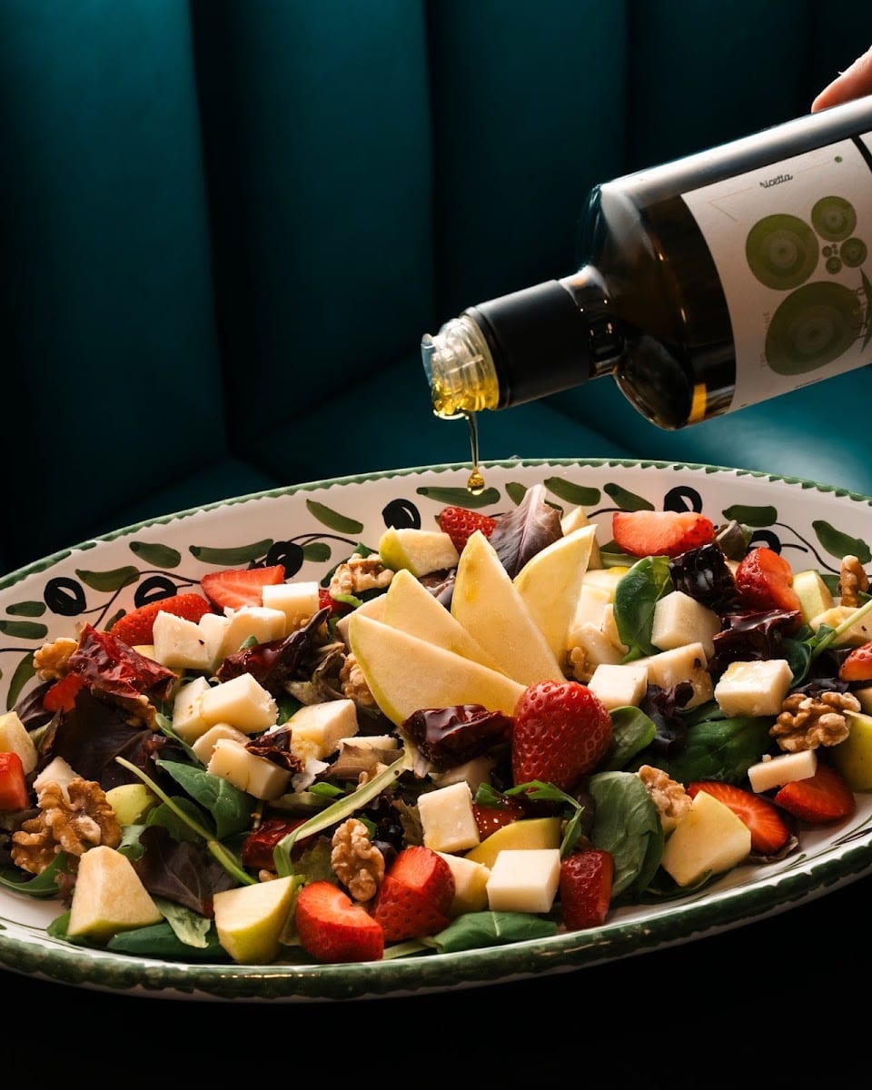Insalata con frutta e formaggio