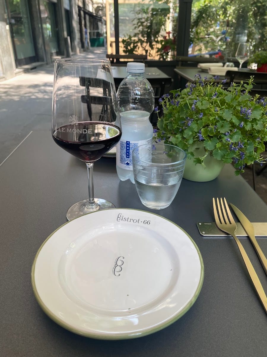 Il tavolo apparecchiato con il vino