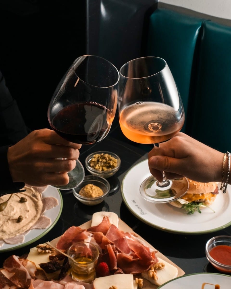 Un brindisi all'enoteca