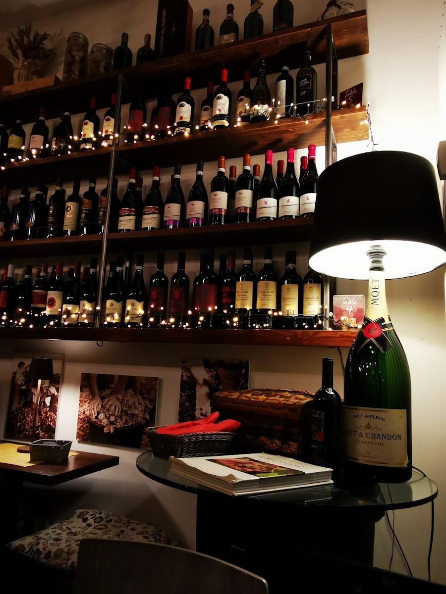La parete dei vini dell'enoteca