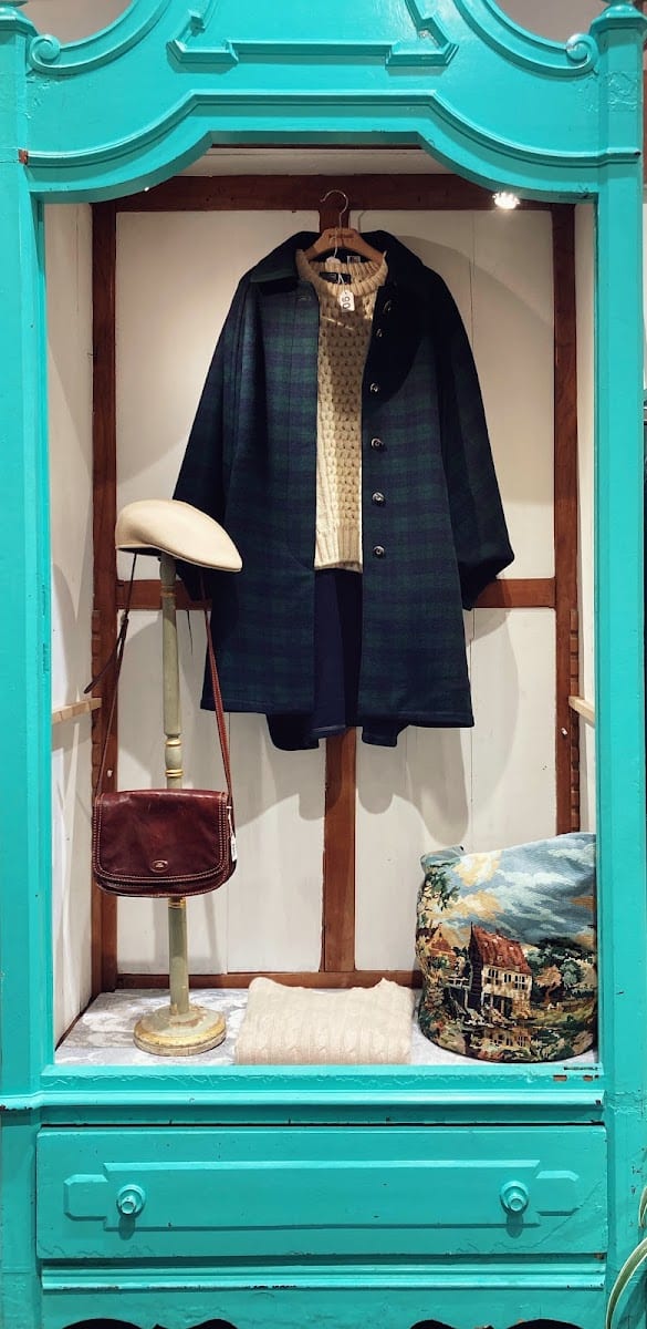 Cappelli, foulard e una borsa a tracolla