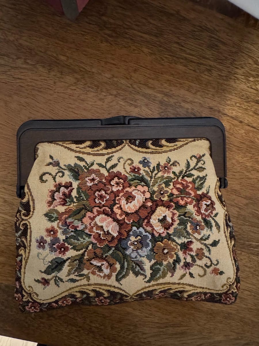 Una clutch vintage a piccolo punto