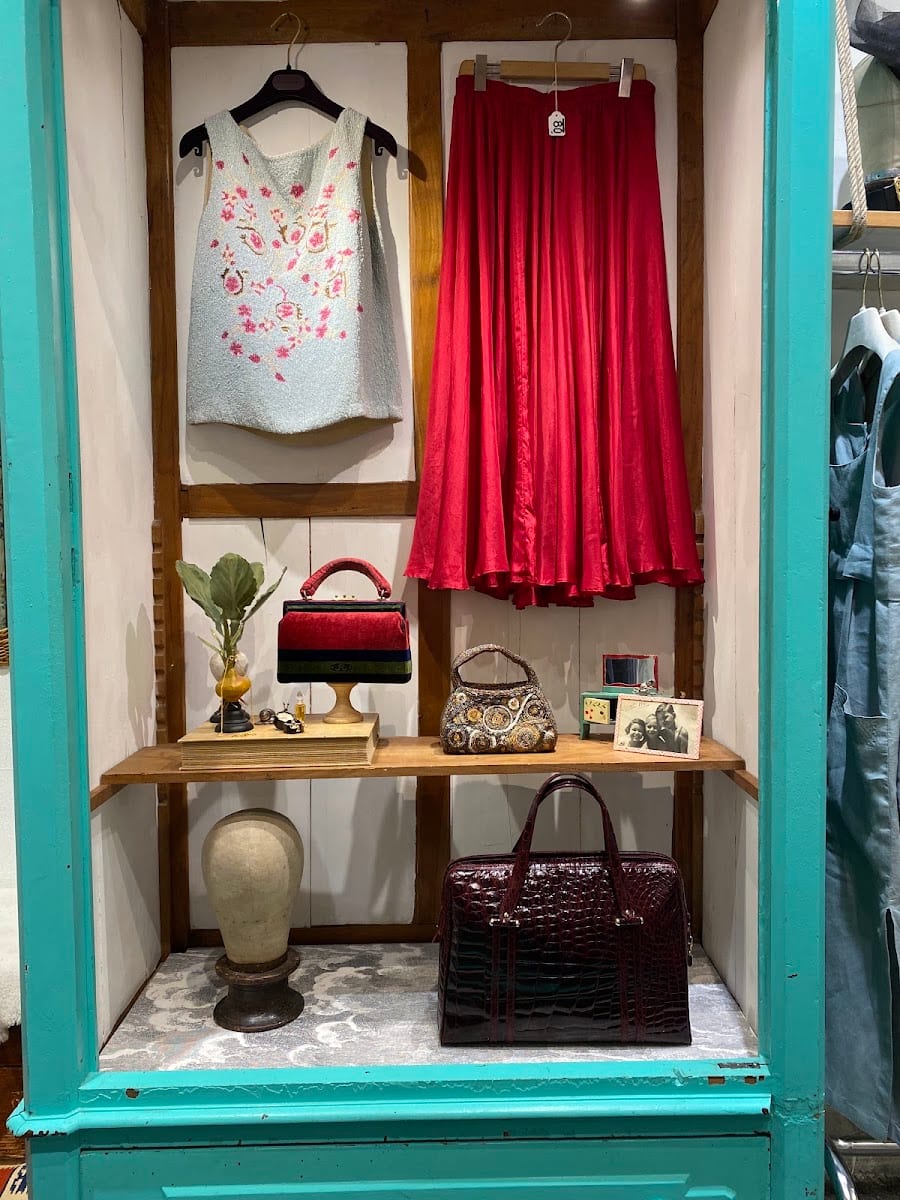 L'interno della boutique, con borse e capi disposti con cura