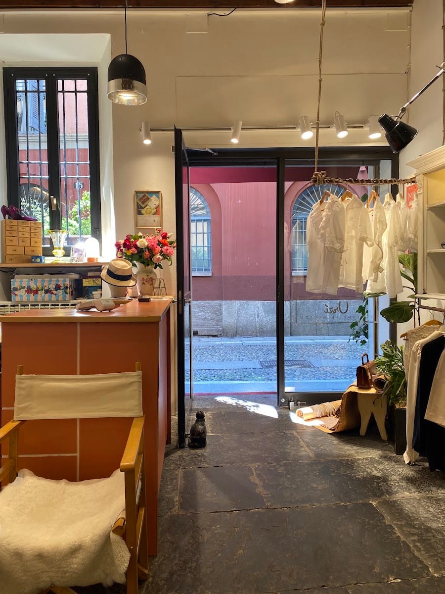 L'interno della boutique verso la strada